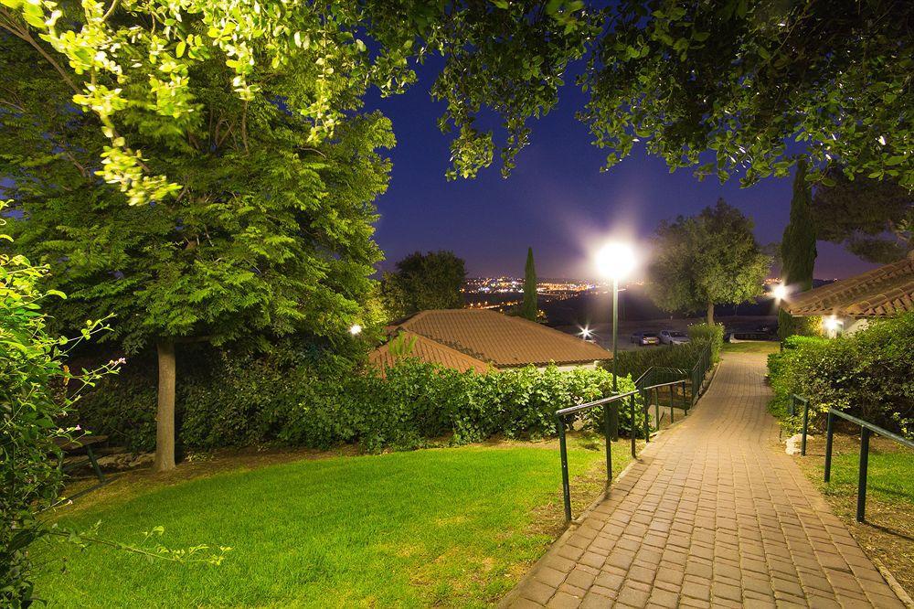 Shoresh Green Hills Family Suites Hotel エクステリア 写真