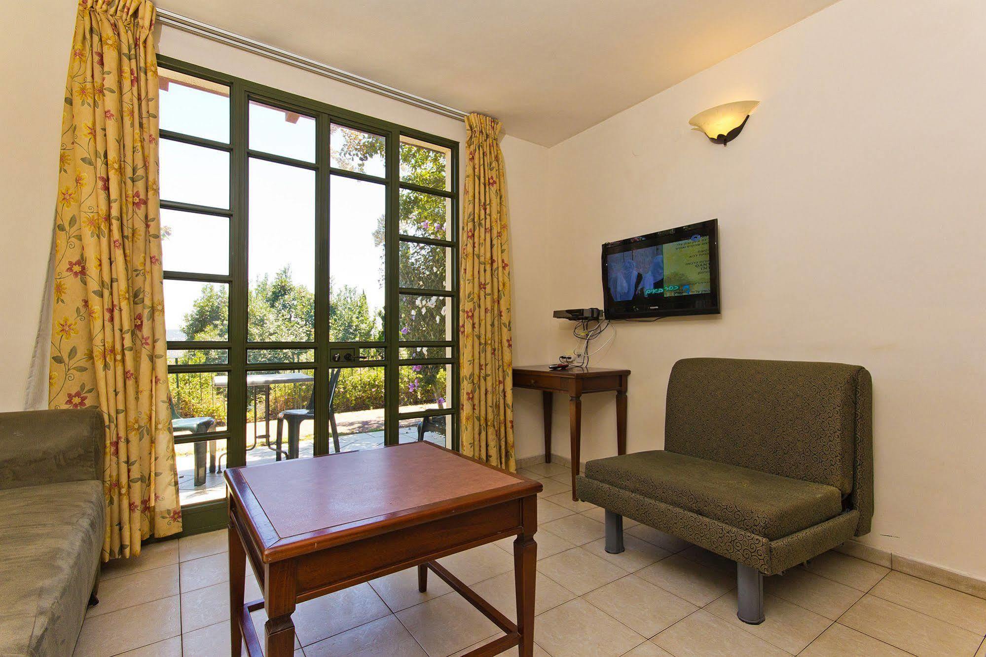 Shoresh Green Hills Family Suites Hotel エクステリア 写真