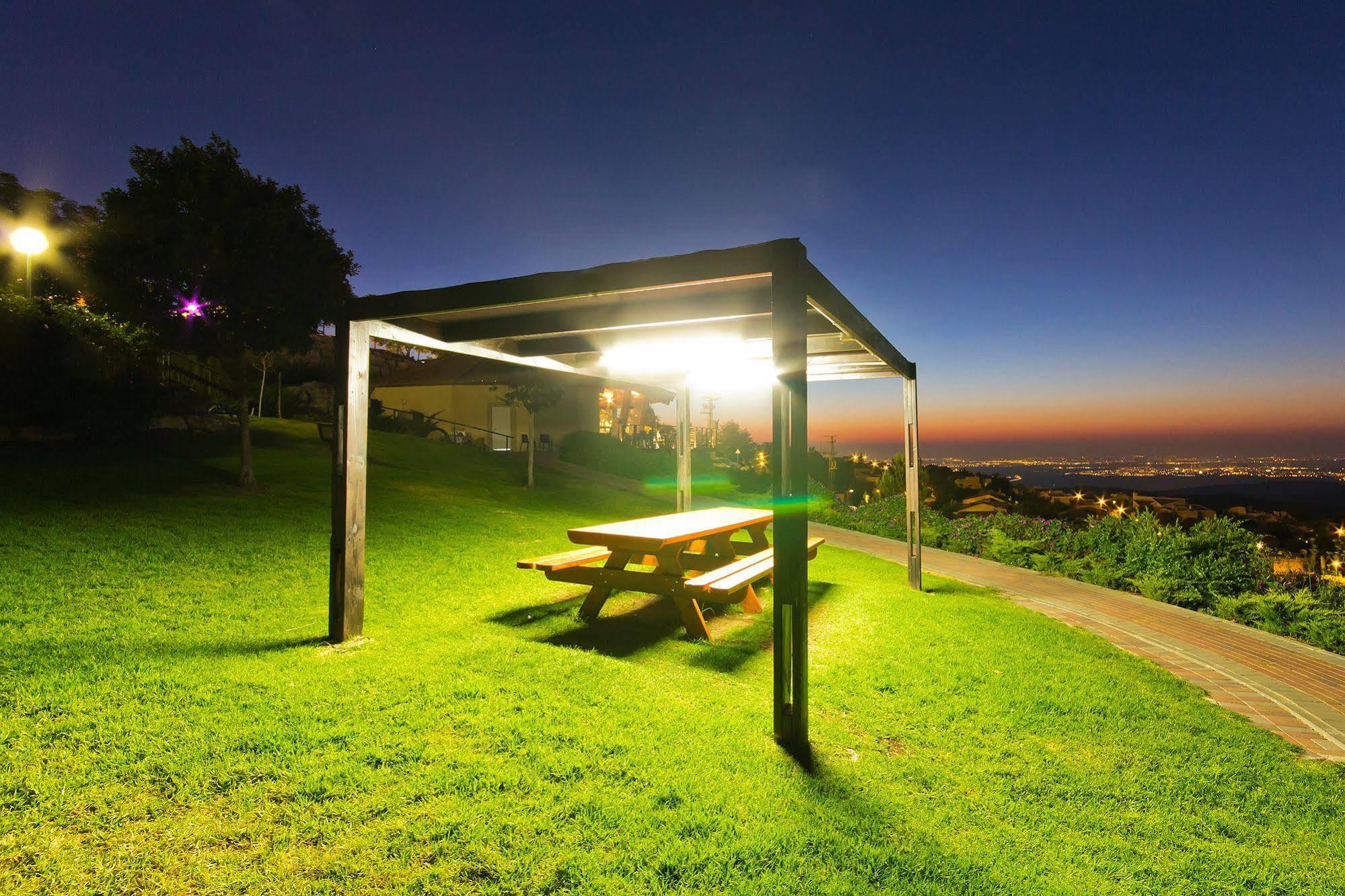 Shoresh Green Hills Family Suites Hotel エクステリア 写真