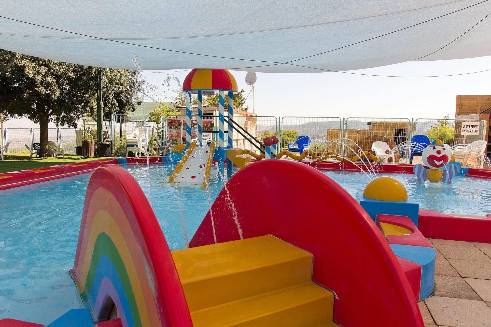 Shoresh Green Hills Family Suites Hotel エクステリア 写真