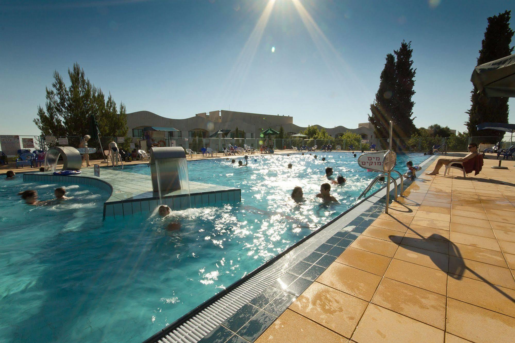 Shoresh Green Hills Family Suites Hotel エクステリア 写真